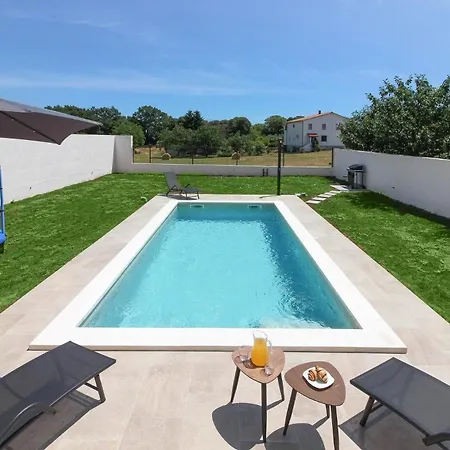 Mit Privatpool Fuer 4 Personen Ca 60 Qm In Sisan, Istrien Suedkueste Von Istrien *