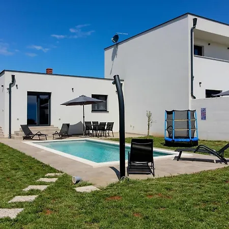 Mit Privatpool Fuer 4 Personen Ca 60 Qm In Sisan, Istrien Suedkueste Von Istrien *