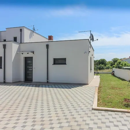 Mit Privatpool Fuer 4 Personen Ca 60 Qm In Sisan, Istrien Suedkueste Von Istrien * Sisan