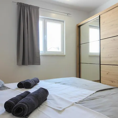 Mit Privatpool Fuer 4 Personen Ca 60 Qm In Sisan, Istrien Suedkueste Von Istrien * Sisan