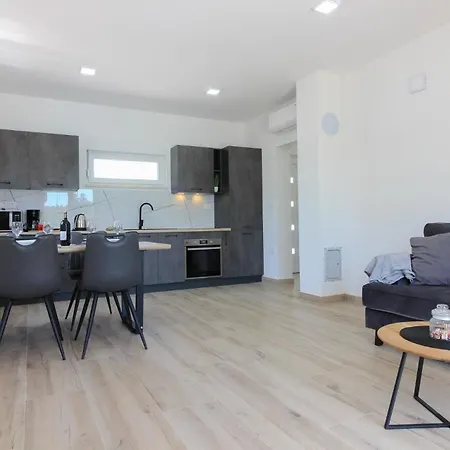 Mit Privatpool Fuer 4 Personen Ca 60 Qm In Sisan, Istrien Suedkueste Von Istrien * Sisan