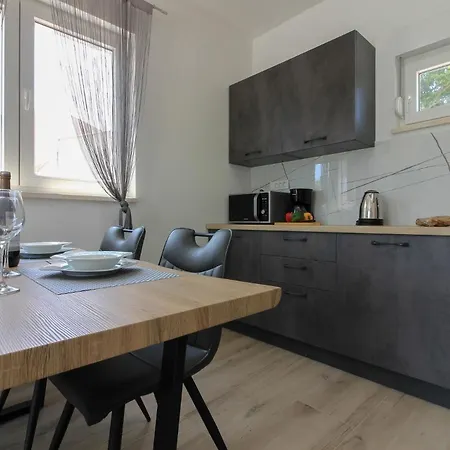 Mit Privatpool Fuer 4 Personen Ca 60 Qm In Sisan, Istrien Suedkueste Von Istrien Holiday home *